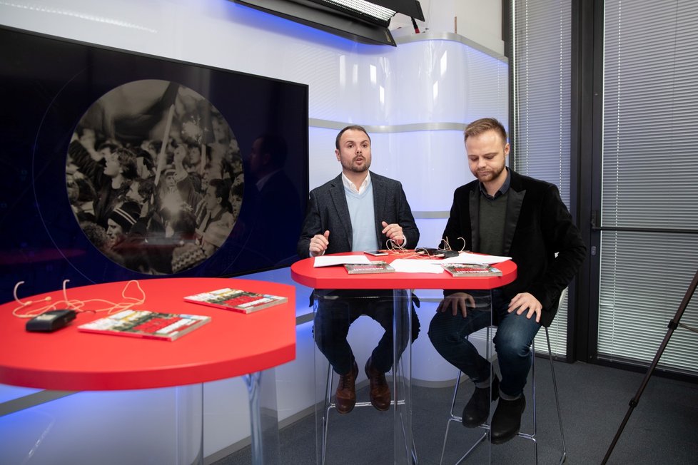 Moderátoři speciálního vysílání Blesku Petr Macek a Jakub Veinlich.