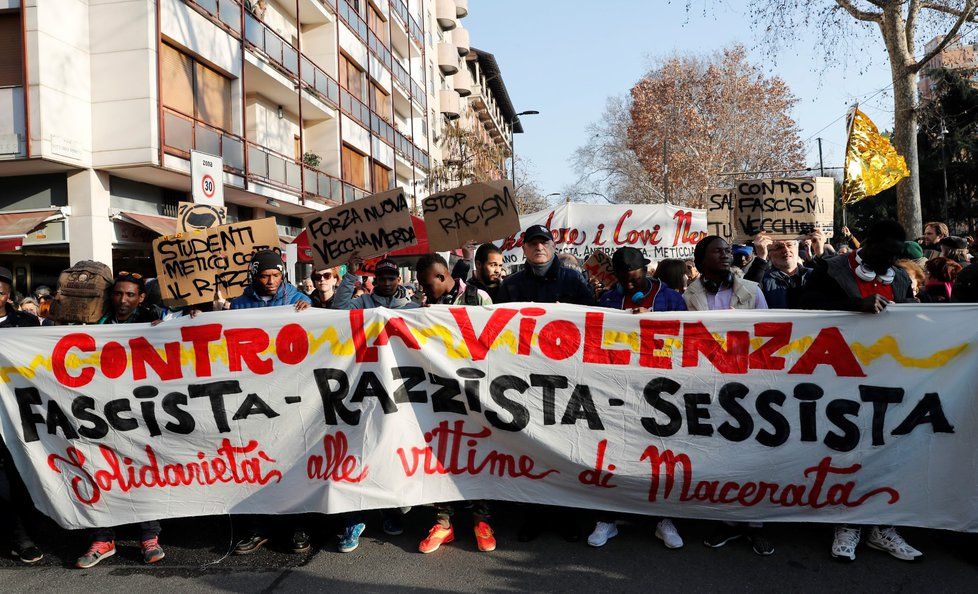 Italské město Macerata zaplavilo v sobotu 10. února 30 tisíc demonstrantů, ti v reakci na událost, kdy bylo ve městě postřeleno šest cizinců černé barvy pleti, jako „pomsta“ za vraždu Pamely Mastropietrové.