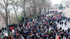 Italské město Macerata zaplavilo v sobotu 10. února 30 tisíc demonstrantů, ti v reakci na událost, kdy bylo ve městě postřeleno šest cizinců černé barvy pleti, protestovali proti rasismu a extremismu, další demonstrace se konaly v Miláně i na dalších místech v Itálii