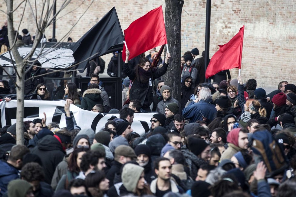 Italské město Macerata zaplavilo v sobotu 10. února 30 tisíc demonstrantů, ti v reakci na událost, kdy bylo ve městě postřeleno šest cizinců černé barvy pleti, protestovali proti rasismu a extremismu, další demonstrace se konaly v Miláně i na dalších místech v Itálii