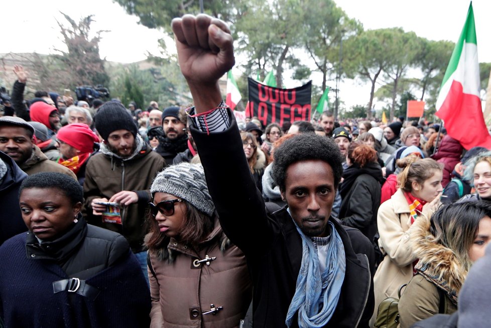 Italské město Macerata zaplavilo v sobotu 10. února 30 tisíc demonstrantů, ti v reakci na událost, kdy bylo ve městě postřeleno šest cizinců černé barvy pleti, protestovali proti rasismu a extremismu, další demonstrace se konaly v Miláně i na dalších místech v Itálii