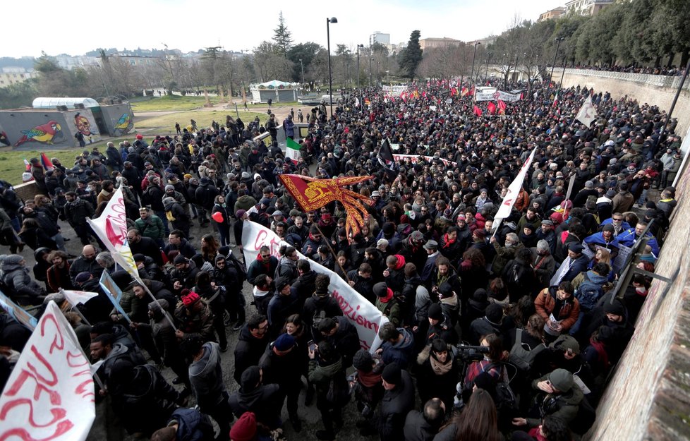 Italské město Macerata zaplavilo v sobotu 10. února 30 tisíc demonstrantů, ti v reakci na událost, kdy bylo ve městě postřeleno šest cizinců černé barvy pleti, protestovali proti rasismu a extremismu, další demonstrace se konaly v Miláně i na dalších místech v Itálii