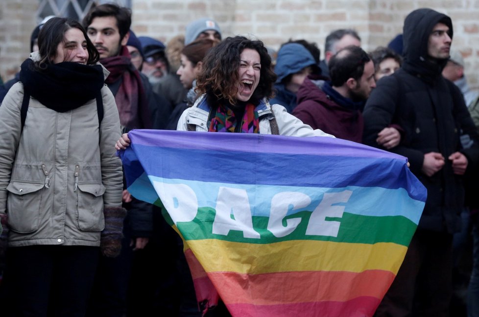 Italské město Macerata zaplavilo v sobotu 10. února 30 tisíc demonstrantů, ti v reakci na událost, kdy bylo ve městě postřeleno šest cizinců černé barvy pleti, protestovali proti rasismu a extremismu, další demonstrace se konaly v Miláně i na dalších místech v Itálii