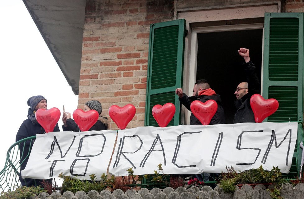 Italské město Macerata zaplavilo v sobotu 10. února 30 tisíc demonstrantů, ti v reakci na událost, kdy bylo ve městě postřeleno šest cizinců černé barvy pleti, jako „pomsta“ za vraždu Pamely Mastropietrové.