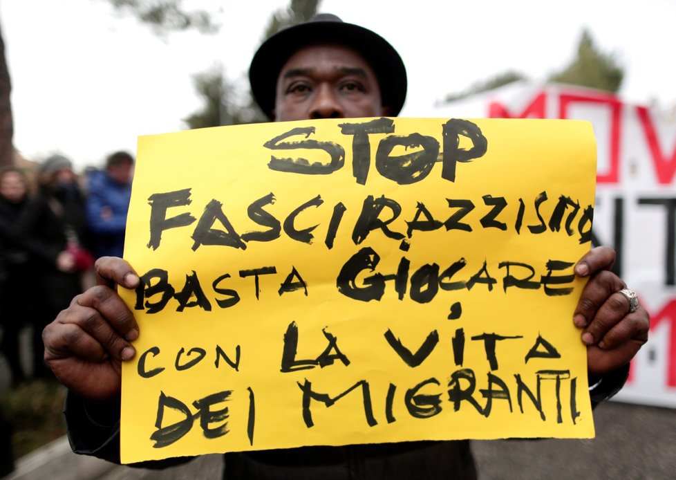 Italské město Macerata zaplavilo v sobotu 10. února 30 tisíc demonstrantů, ti v reakci na událost, kdy bylo ve městě postřeleno šest cizinců černé barvy pleti, jako „pomsta“ za vraždu Pamely Mastropietrové.