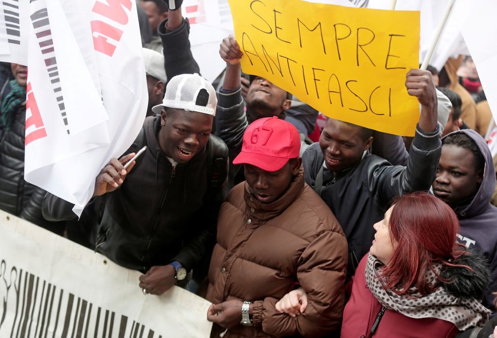 Italské město Macerata zaplavilo v sobotu 10. února 30 tisíc demonstrantů, ti v reakci na událost, kdy bylo ve městě postřeleno šest cizinců černé barvy pleti, protestovali proti rasismu a extremismu, další demonstrace se konaly v Miláně i na dalších místech v Itálii