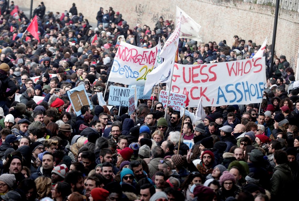 Italské město Macerata zaplavilo v sobotu 10. února 30 tisíc demonstrantů, ti v reakci na událost, kdy bylo ve městě postřeleno šest cizinců černé barvy pleti, protestovali proti rasismu a extremismu, další demonstrace se konaly v Miláně i na dalších místech v Itálii