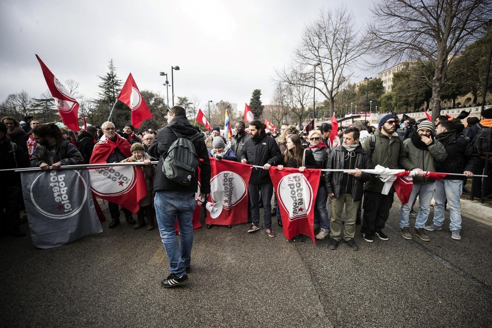 Italské město Macerata zaplavilo v sobotu 10. února 30 tisíc demonstrantů, ti v reakci na událost, kdy bylo ve městě postřeleno šest cizinců černé barvy pleti, jako „pomsta“ za vraždu Pamely Mastropietrové.