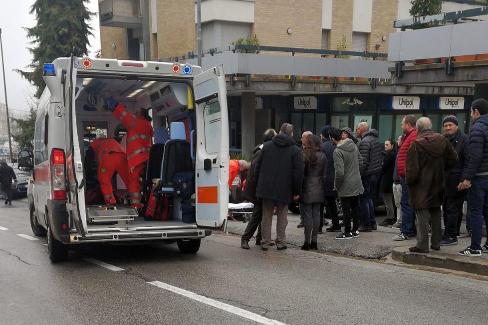 Střelba v italské Maceratě, zranění jsou cizinci, podezřelý zatčen