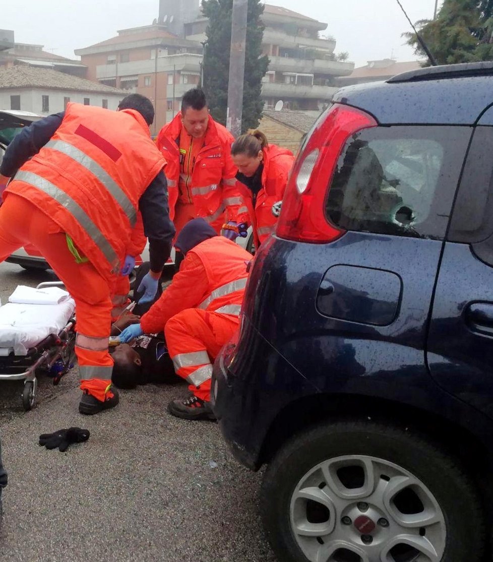 Střelba v italské Maceratě, zranění jsou cizinci, podezřelý zatčen