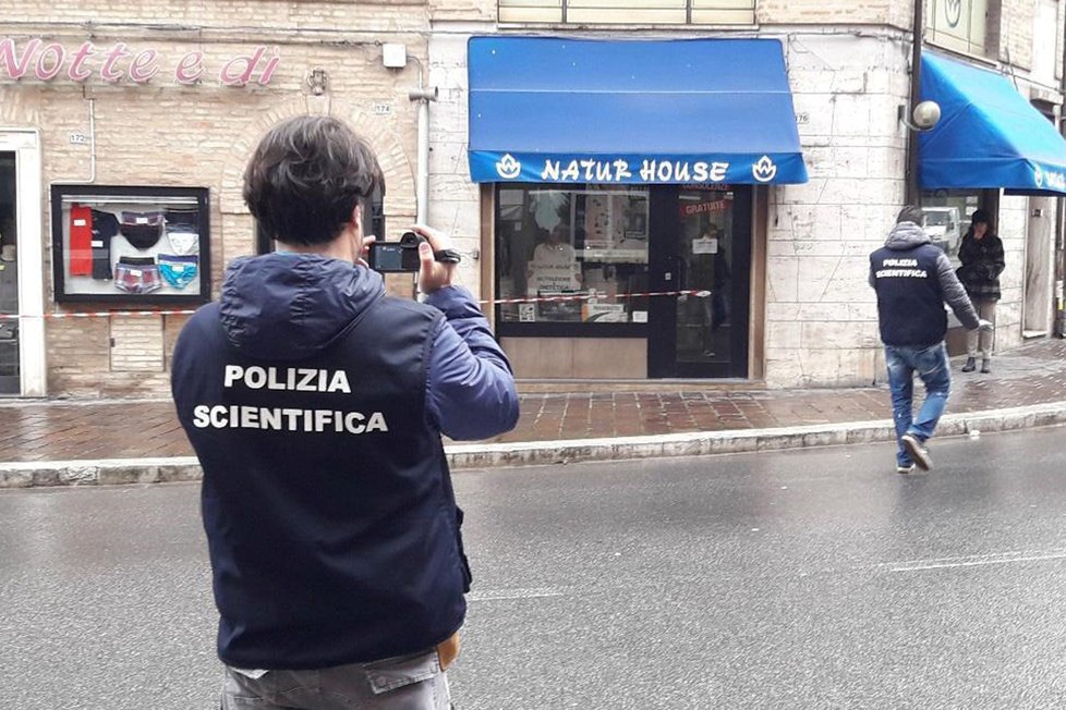 Střelba v italské Maceratě, zranění jsou cizinci, podezřelý zatčen
