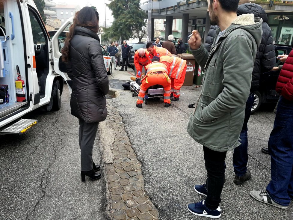Záchranáři na místě střelby v italském městě Macerata.