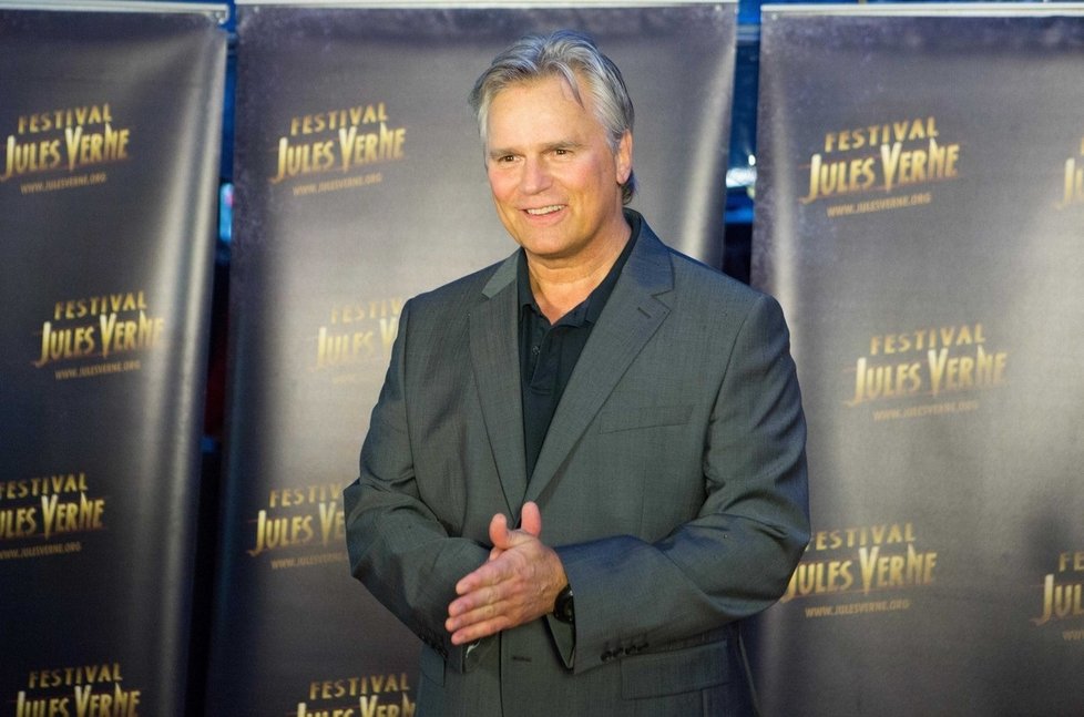 Na nákup vyrazil jen v ošuntělé mikině, ale na slavnostnějších příležitostech je Richard Dean Anderson stále dobře upraven.