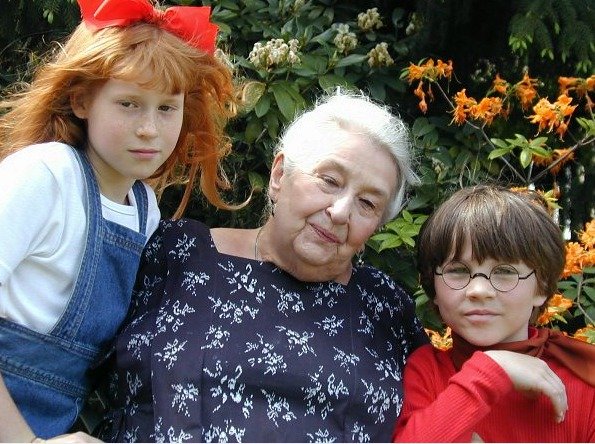 2001 - Mach, Šebestová a kouzelné sluchátko: Kristýna Květová, Stella Zázvorková a Robert Hájek.