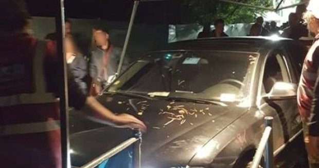 Opilec za volantem vjel do lidí na Mácháči: Zranil jednu ženu, hrozí mu až tři roky
