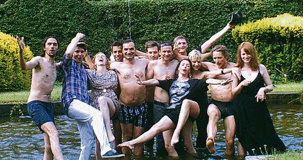 Partička v čele s Macháčkem v zahradním bazénku ochotně pózovala před fotografem.