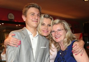 Na narozeninový koncert Leony Machálkové přišel syn Artur a maminka.