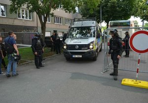 Policisté z Národní centrály proti organizovanému zločinu (NCOZ) zadrželi osm lidí kvůli podezření z páchání trestné činnosti při přidělování městských bytů a nebytových prostor na radnici v Brně-střed.