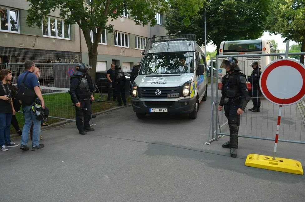 Policisté z Národní centrály proti organizovanému zločinu (NCOZ) zadrželi osm lidí kvůli podezření z páchání trestné činnosti při přidělování městských bytů a nebytových prostor na radnici v Brně-střed. 
