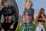 Snoubenec Megan Foxové Machine Gun Kelly si nechal zakrýt starší tetování.