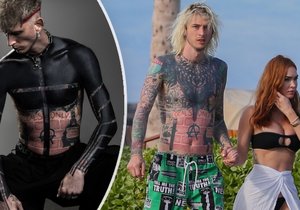 Snoubenec Megan Foxové Machine Gun Kelly si nechal zakrýt starší tetování.