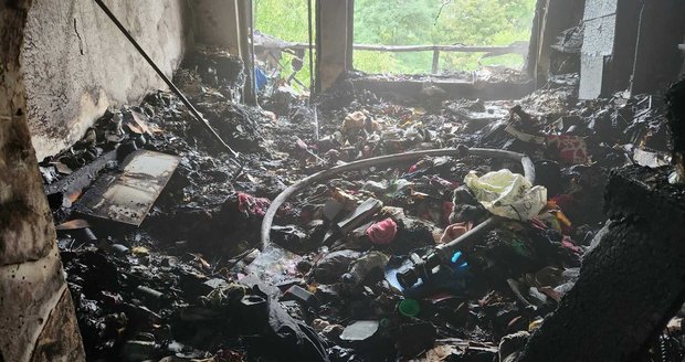 Při požáru v bytě na Jižním Městě uhořeli dva psi (25. červenec 2023).