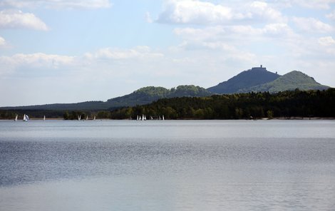 Máchovo jezero, to je hlavně koupání pod kouzelným Bezdězem.