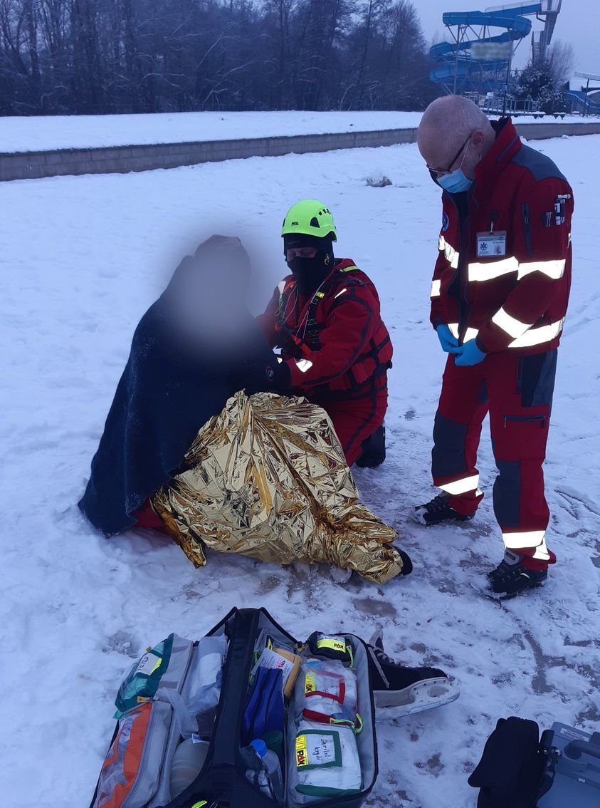 Kolemjdoucí zachránili muže, který se na Máchově jezeře propadl ledem.