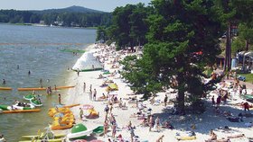 Máchovo jezero je v těchto dnech opět v plném proudu. Teplota vody dosahuje více něž 22 °C.