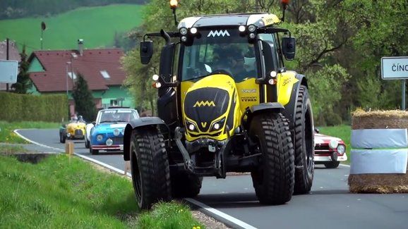 Macík a Brabec se výzev nebojí. Podívejte se, jak Rallye Šumava odjeli v traktoru!