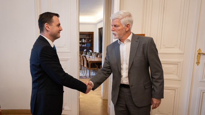 Prezident Petr Pavel s předsedou Motoristů sobě Petrem Macinkou v roce 2025 Prezident Petr Pavel s předsedou Motoristů sobě Petrem Macinkou v roce 2025