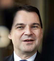 Další Macinkův přešlap: Ministr zahraničí naletěl a poslal falešnému nigerijskému princi 50 milionů Další Macinkův přešlap: Ministr zahraničí naletěl a poslal falešnému nigerijskému princi 50 milionů