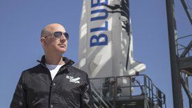 Souboj miliardářů: Bezos poletí do vesmíru dřív než Musk. Do své rakety přibere bratra