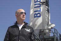 Souboj miliardářů: Bezos poletí do vesmíru dřív než Musk. Do své rakety přibere bratra