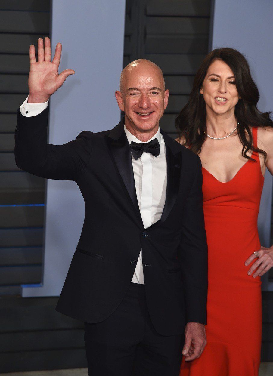 Zakladatel Amazonu Jeff Bezos s manželkou MacKenzie