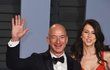 Zakladatel Amazonu Jeff Bezos s manželkou MacKenzie