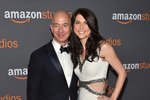 Zakladatel Amazonu Jeff Bezos s manželkou MacKenzie