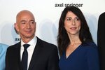 Zakladatel Amazonu Jeff Bezos s manželkou MacKenzie