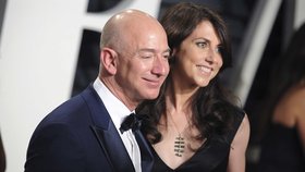 Zakladatel Amazonu Jeff Bezos s manželkou MacKenzie oznámil před měsícem rozvod