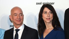 Zakladatel Amazonu Jeff Bezos s manželkou MacKenzie