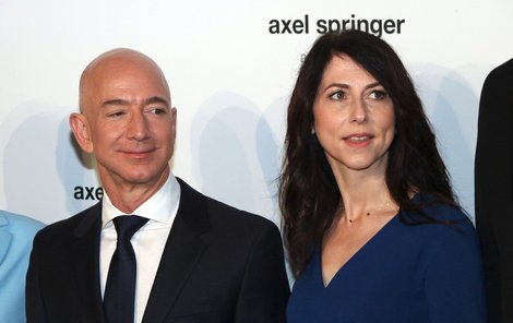 Zakladatel Amazonu Jeff Bezos s manželkou MacKenzie