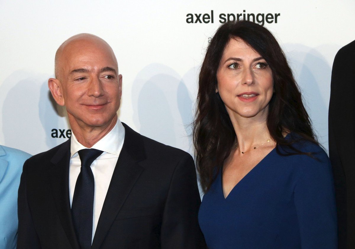 Zakladatel Amazonu Jeff Bezos s manželkou MacKenzie