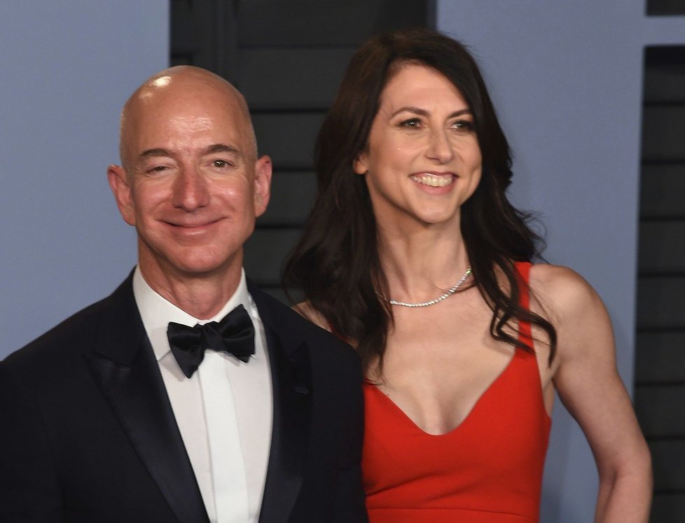 Zakladatel Amazonu Jeff Bezos s manželkou MacKenzie