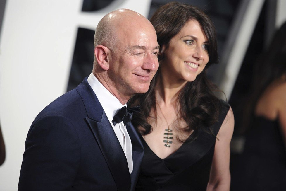 Zakladatel Amazonu Jeff Bezos s manželkou MacKenzie oznámil před měsícem rozvod