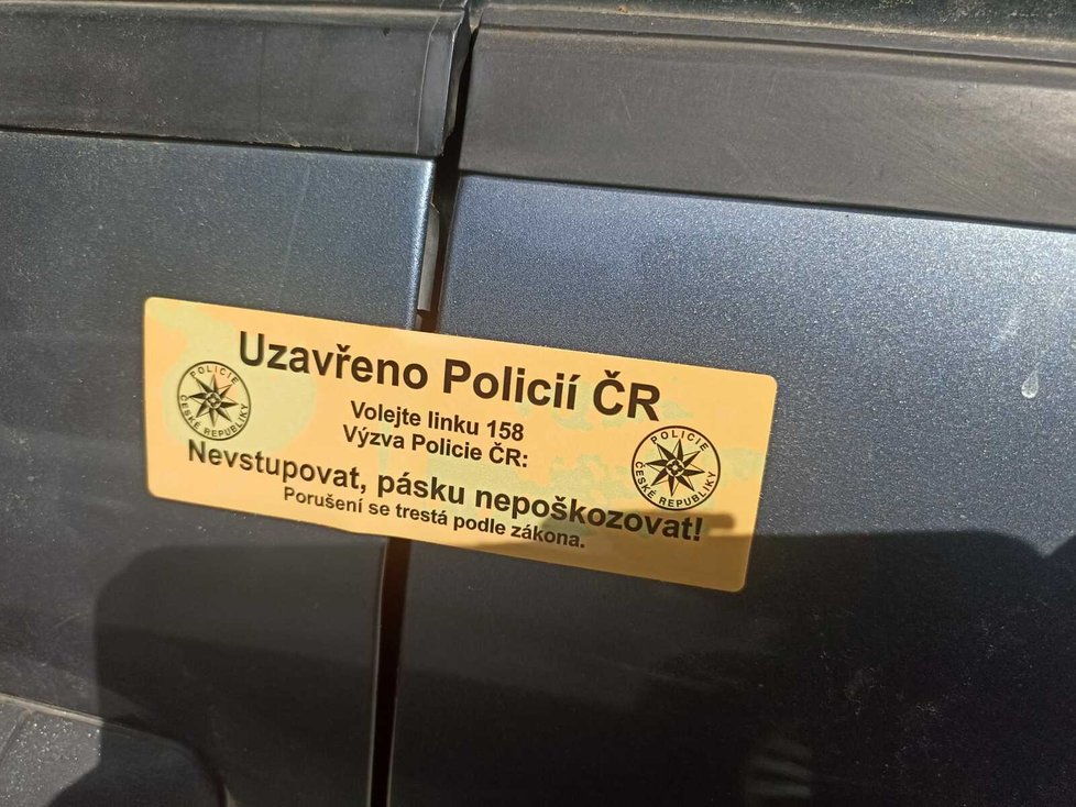 Na parkovišti zůstalo oputěné auto s registrační známkou Moravskoslezského kraje. Policisté jej zapečetili.