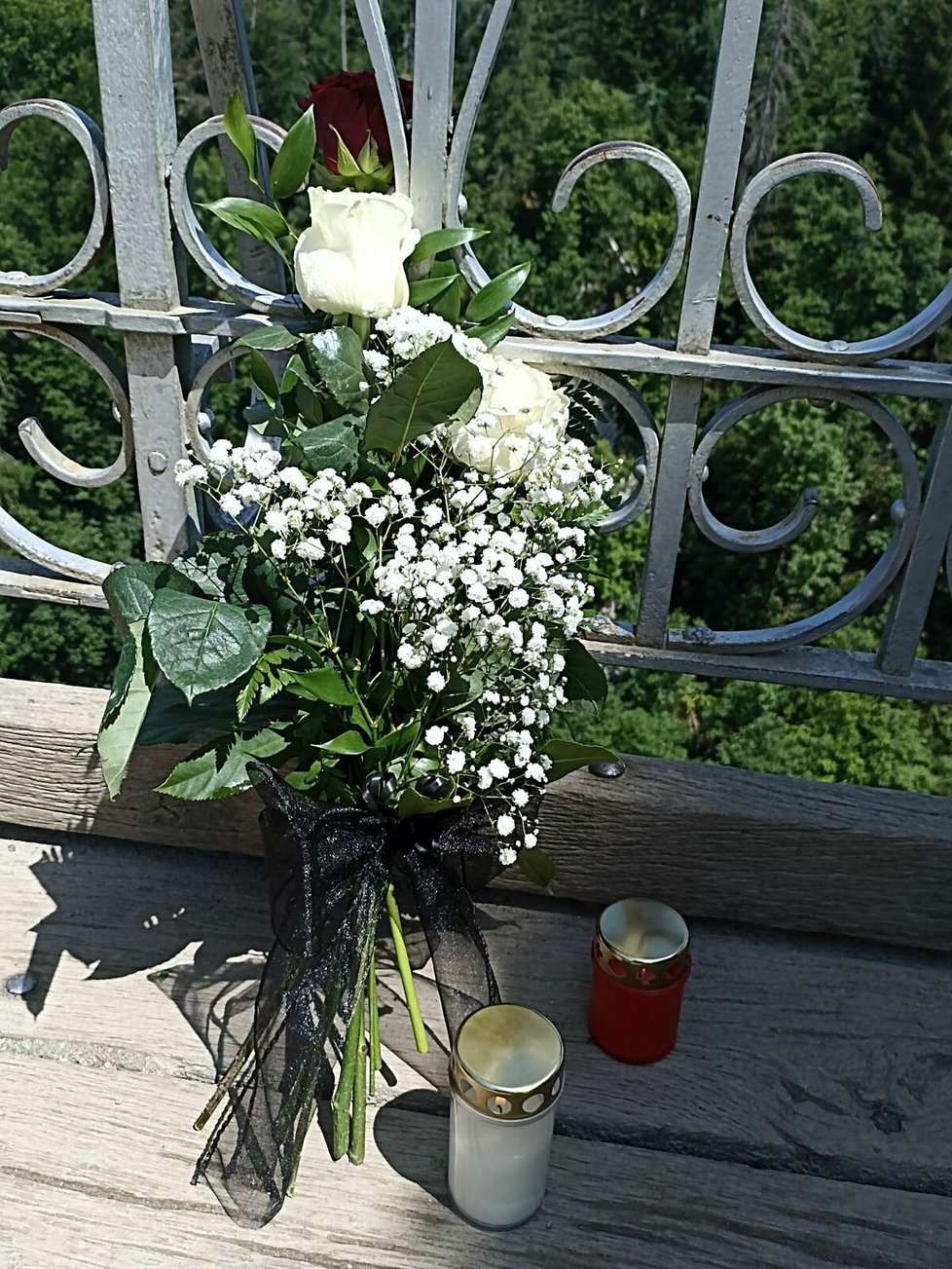 Na místě tragédie na Horním můstku se objevila kytice bílých růží s jednou růží červenou.