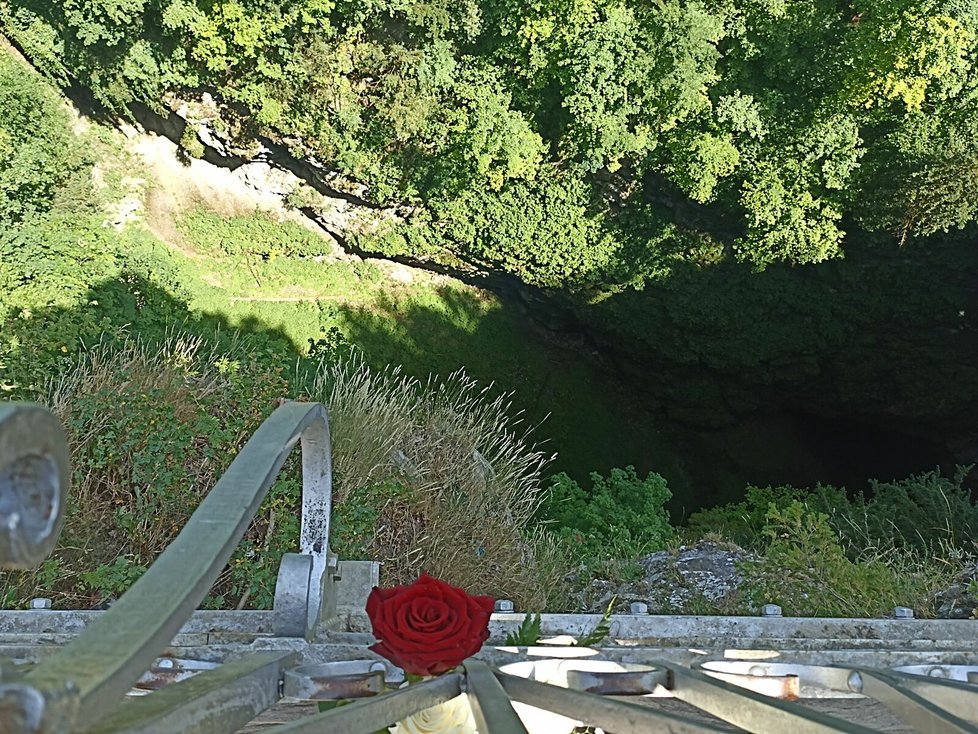 Na místě tragédie na Horním můstku se objevila kytice bílých růží s jednou růží červenou.