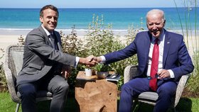 Francouzský prezident Emmanuel Macron a jeho americký protějšek Joe Biden na summitu zemí G7 (12. 6. 2021)