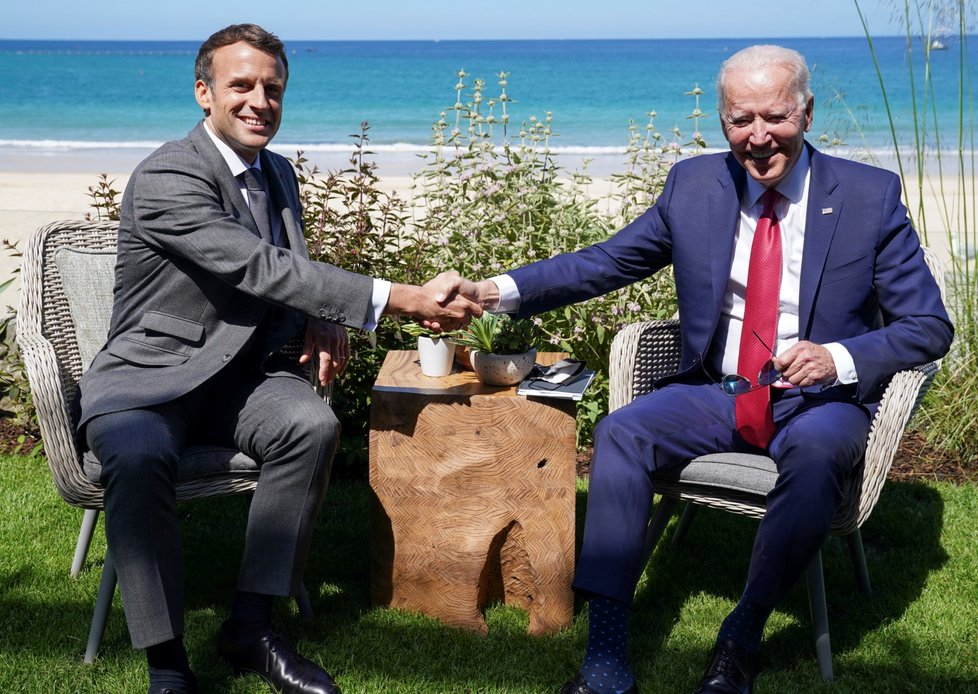 Francouzský prezident Emmanuel Macron a jeho americký protějšek Joe Biden na summitu zemí G7 (12. 6. 2021)