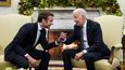 Americký prezident Joe Biden (vpravo) a jeho francouzský protějšek Emmanuel Macron spolu jednali ve Washingtonu.